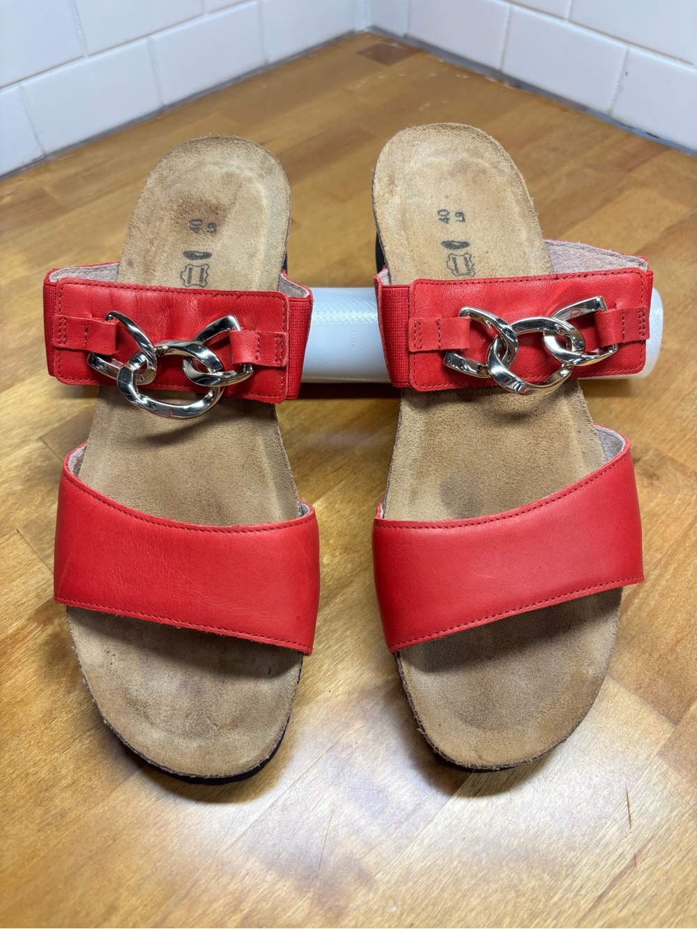 Naot Red Leather Comfort Slide Sandals Gold Chain Accent Size 40 US 9 - Picture 2 of 9
